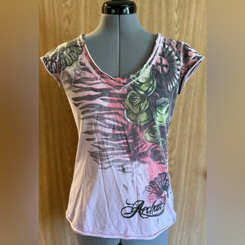 🌹Pink and metallic green Archaic short sleeve top with roses, size M🌹
